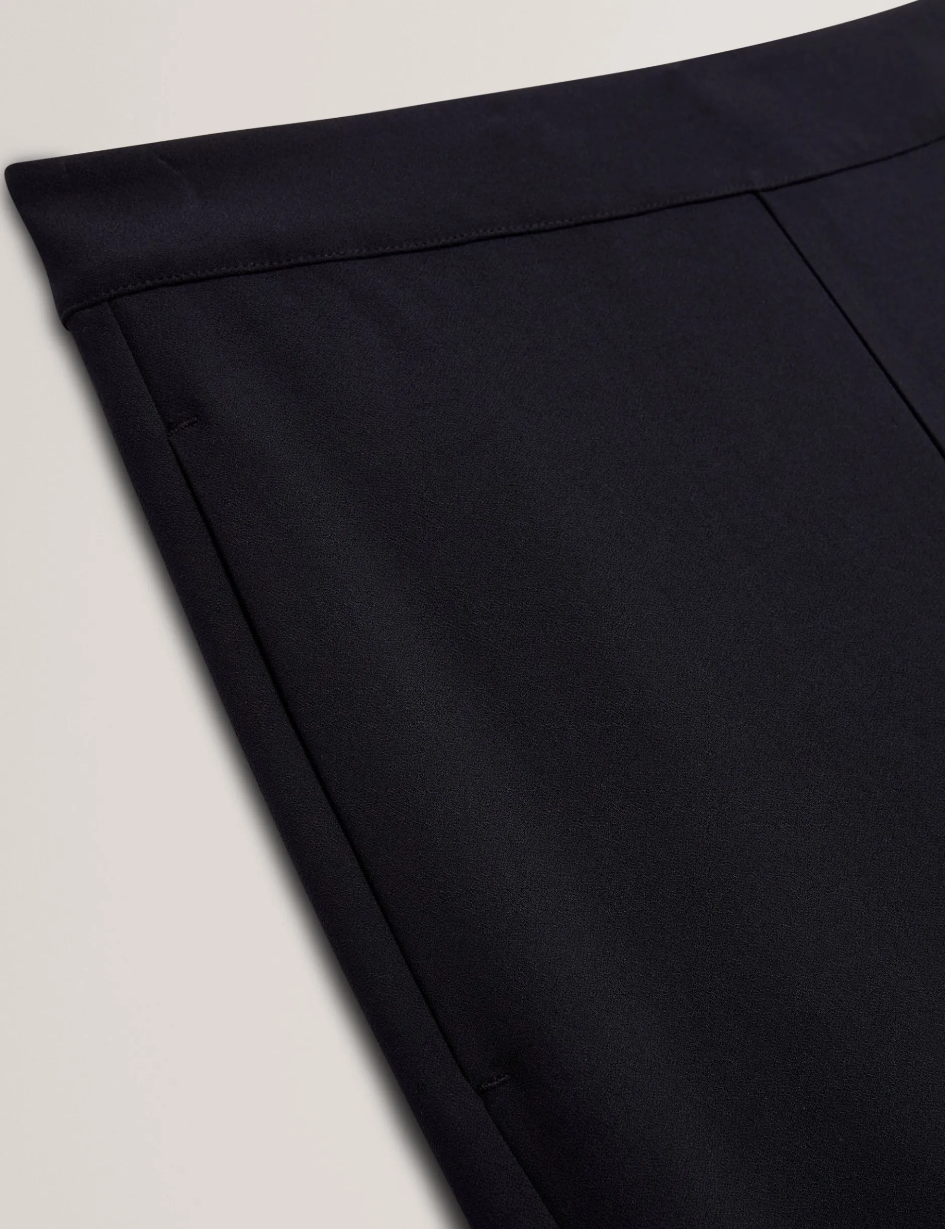 Hochtaillierte Schlupfhose mit weitem Bein