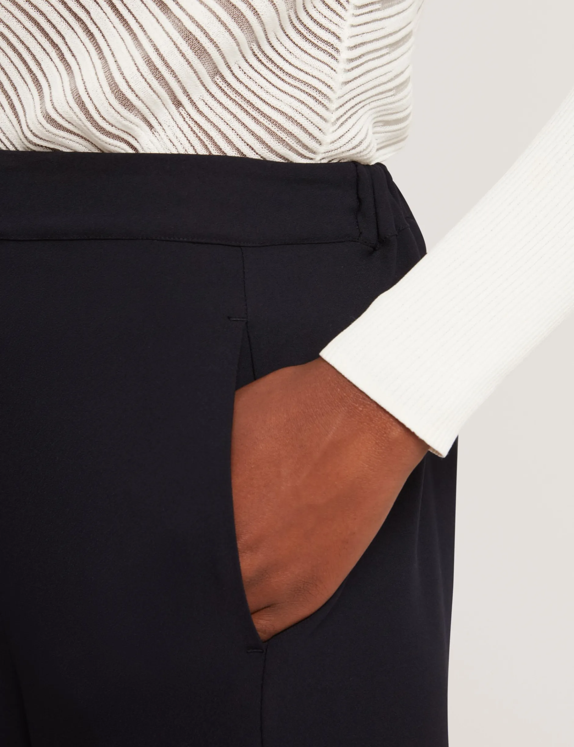 Hochtaillierte Schlupfhose mit weitem Bein