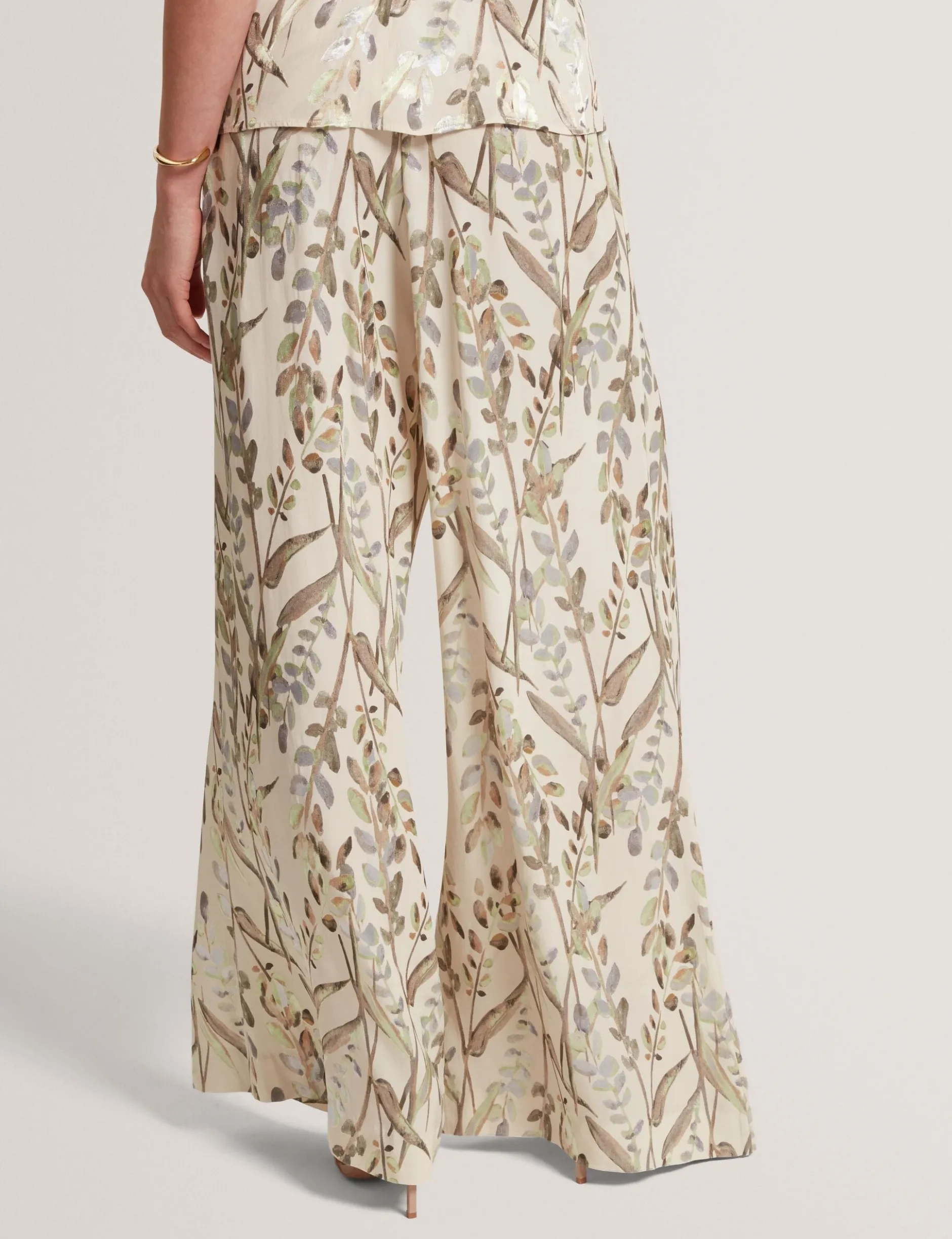 Jacquard-Hose mit weitem Bein und Blattmuster