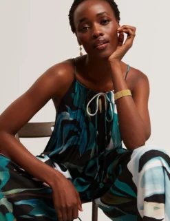 Jumpsuit mit abstraktem Print und weitem Bein