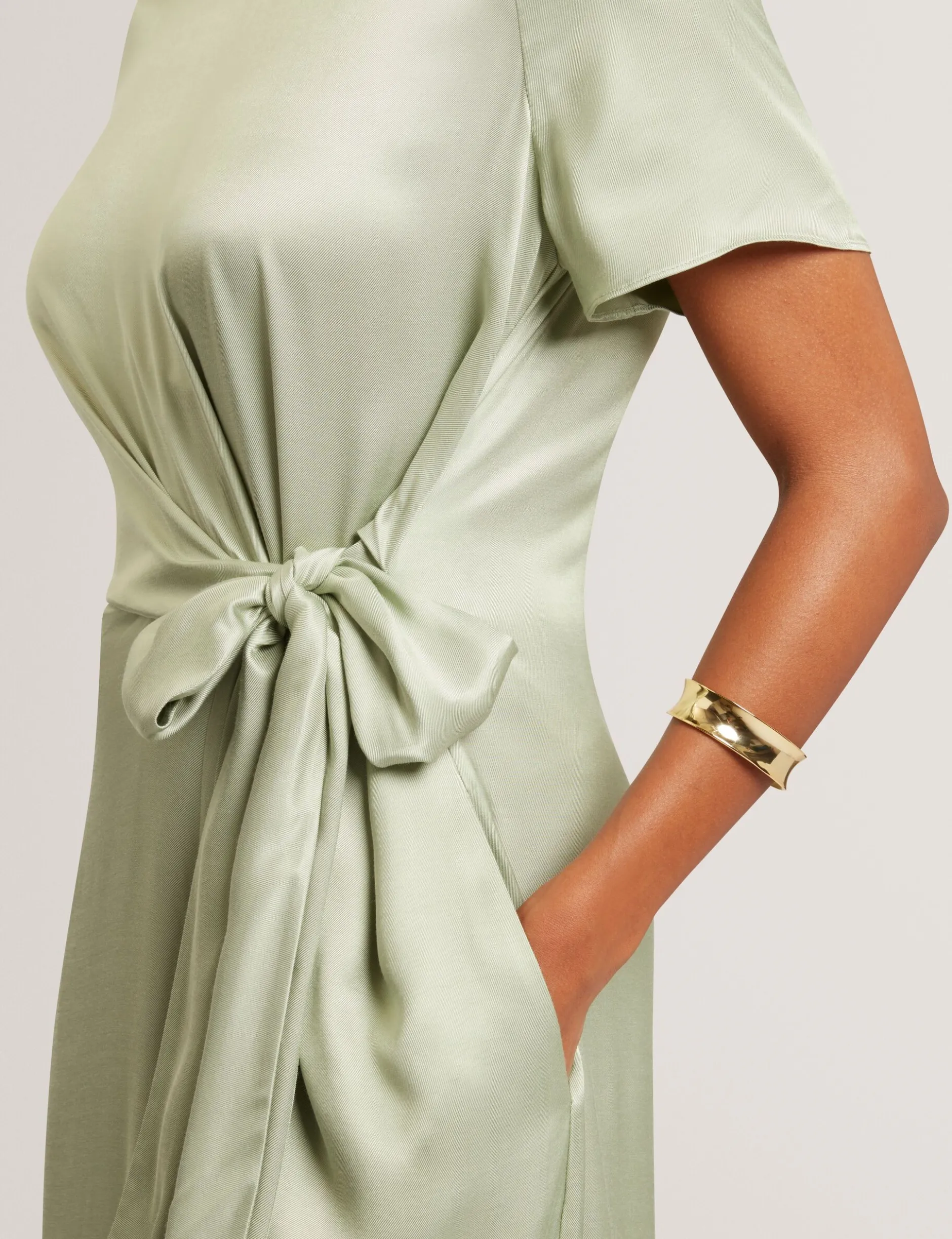 Jumpsuit mit Bindedetails, kurzen Ärmeln und weitem Bein