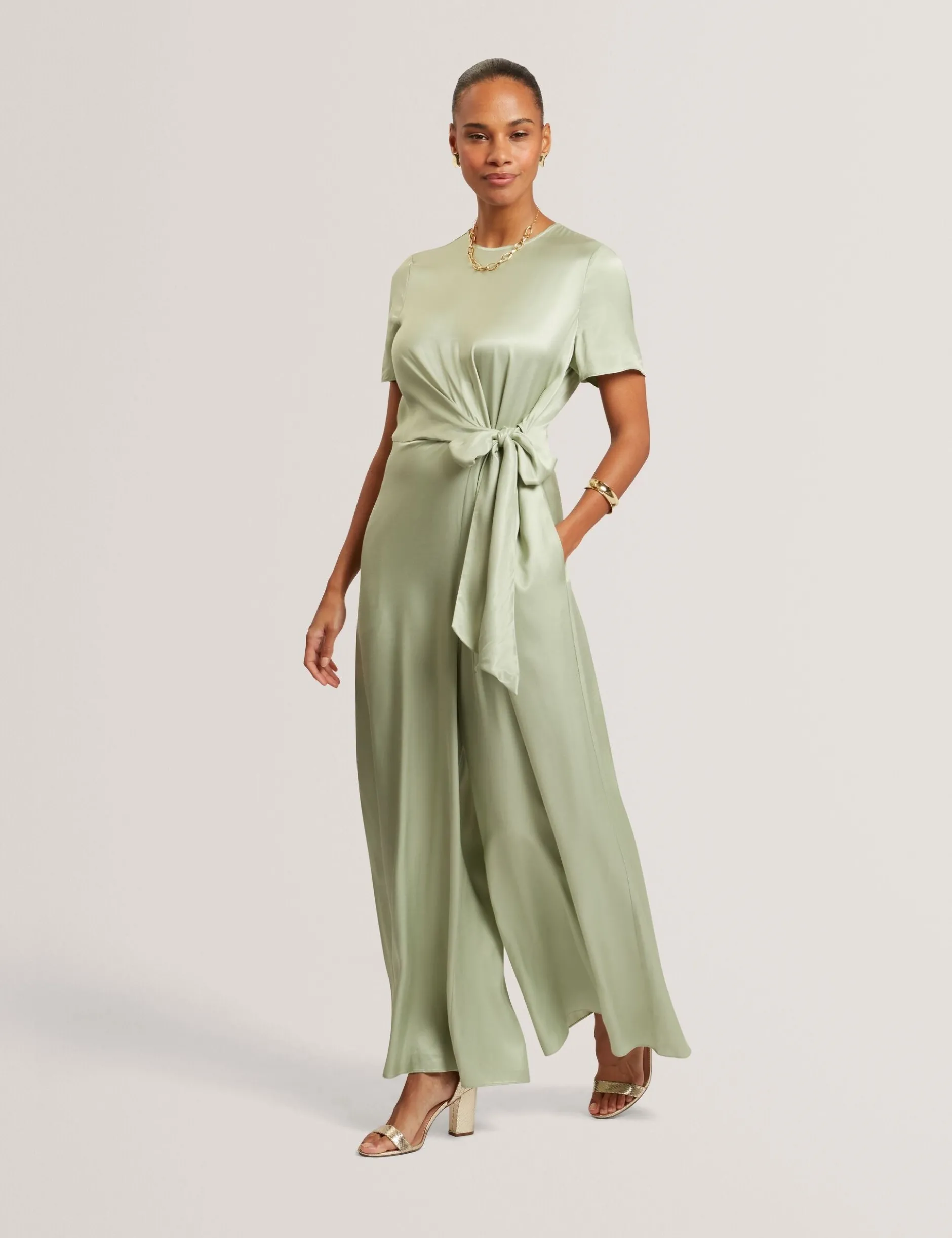 Jumpsuit mit Bindedetails, kurzen Ärmeln und weitem Bein