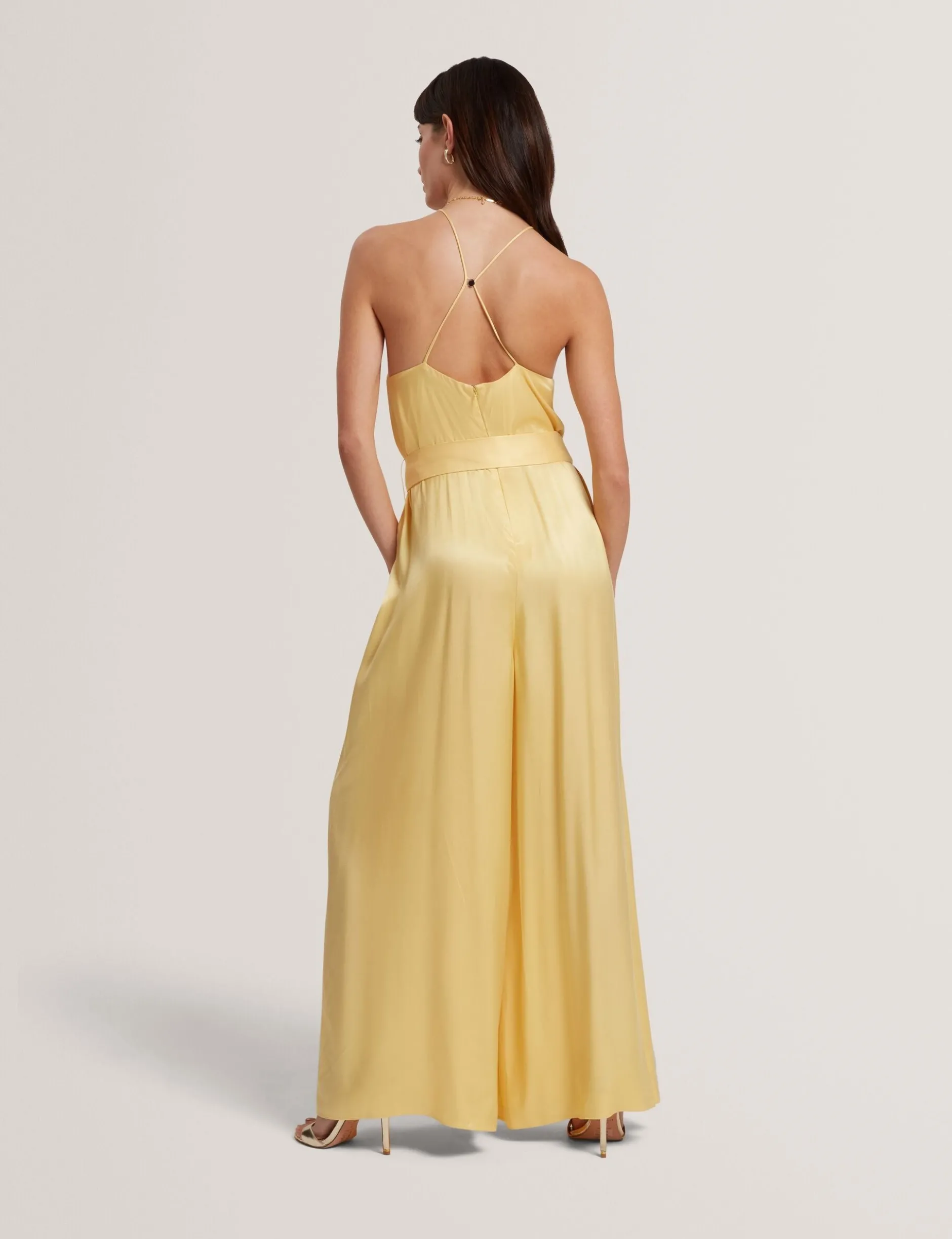 Jumpsuit mit Neckholder und Gürtel, weitem Bein