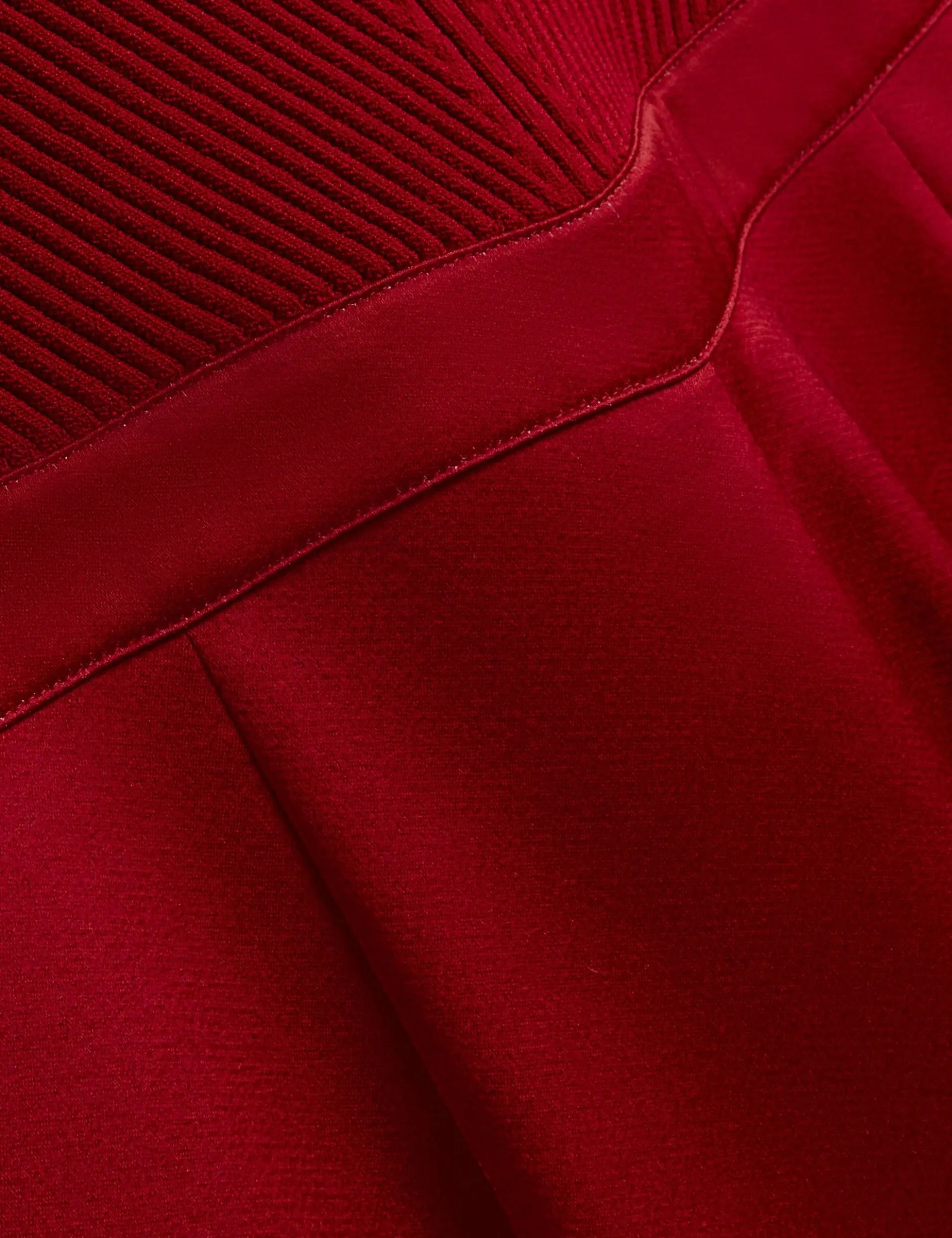 Jumpsuit mit Strickoberteil und geblümtem Hosenaufschlag