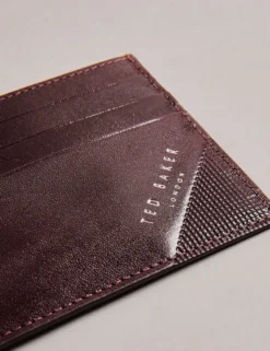 Kartenhalter aus kontrastierendem Leder mit geprägten Ecken