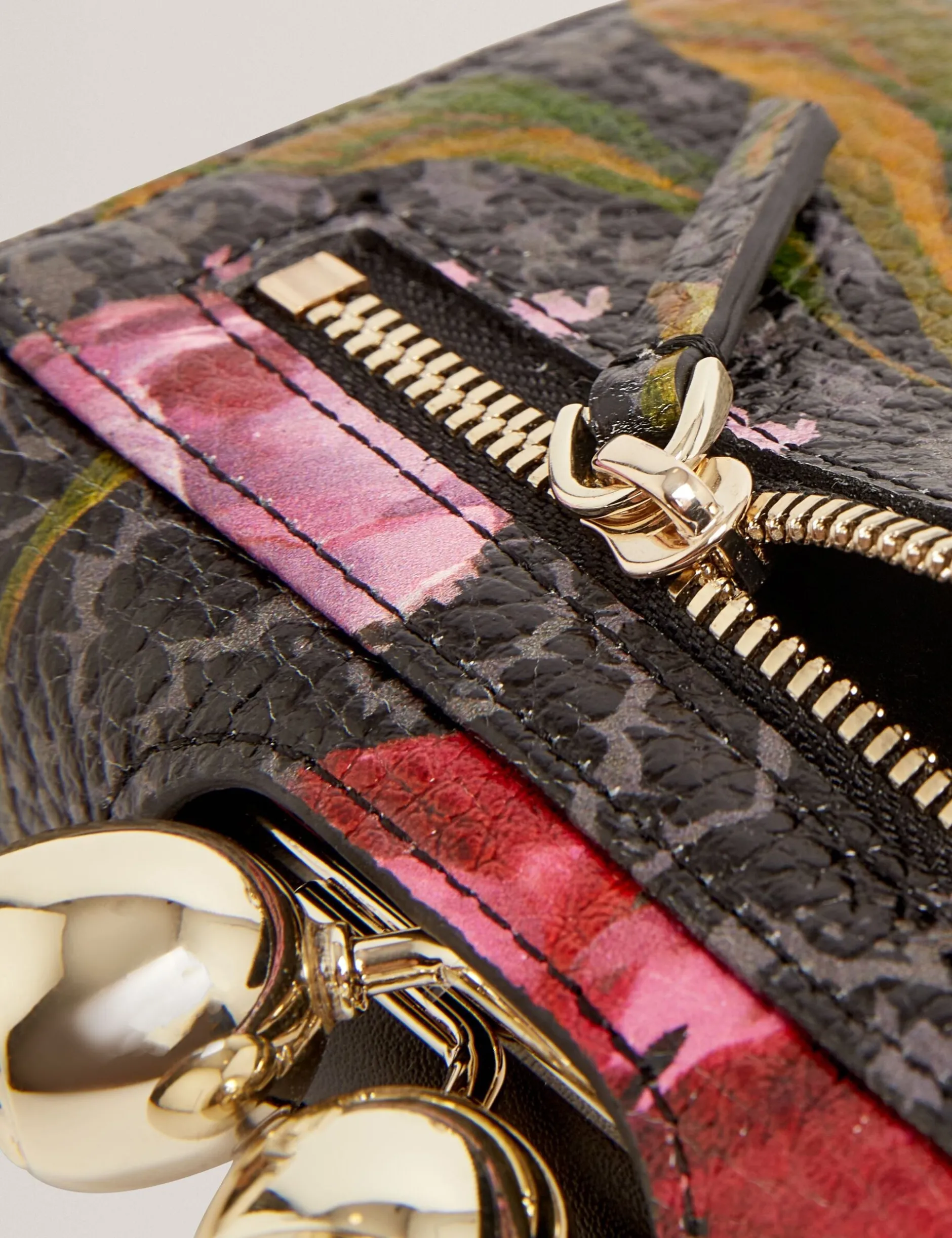 Kleine Handtasche aus bedrucktem Leder mit Rosenverschluss