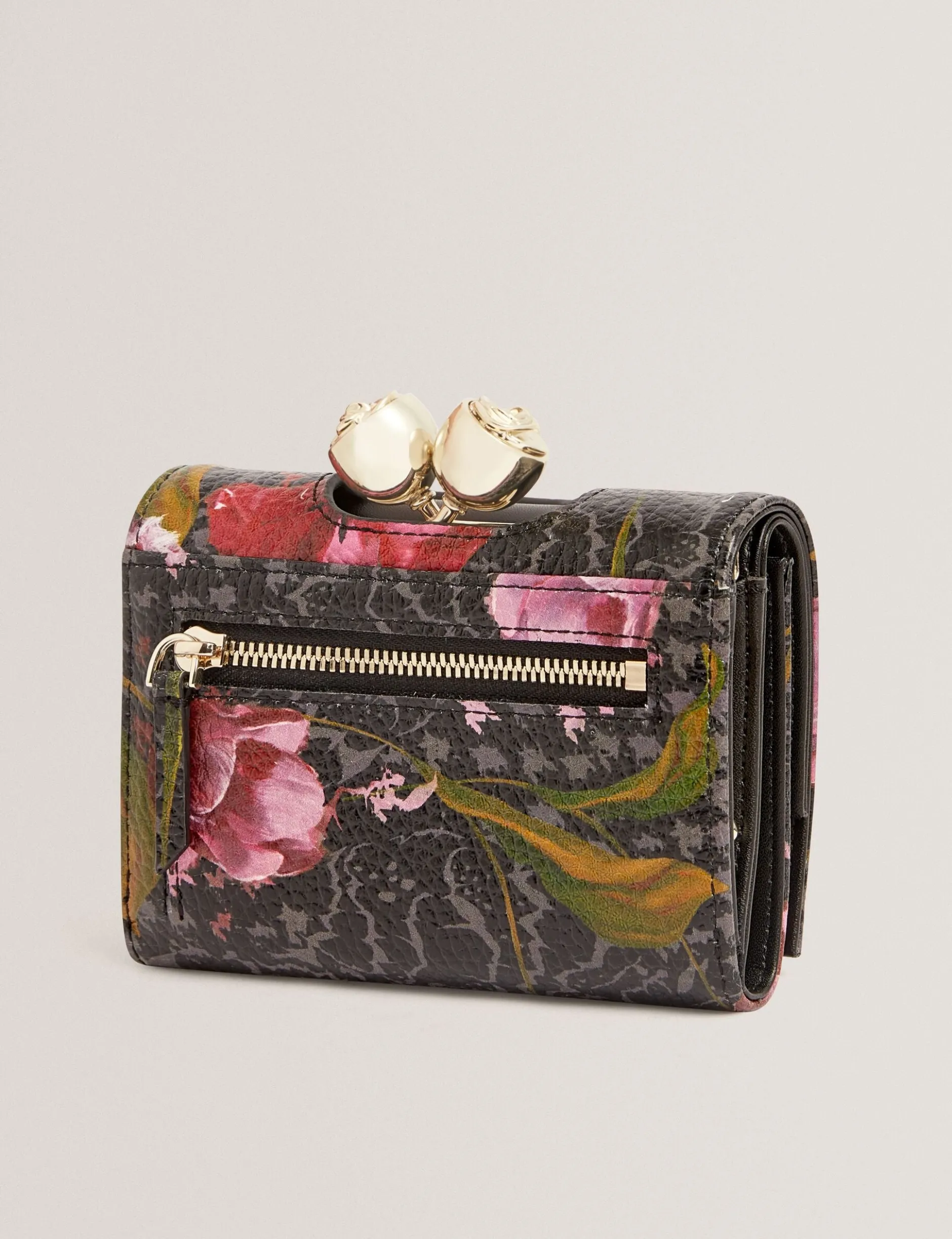 Kleine Handtasche aus bedrucktem Leder mit Rosenverschluss