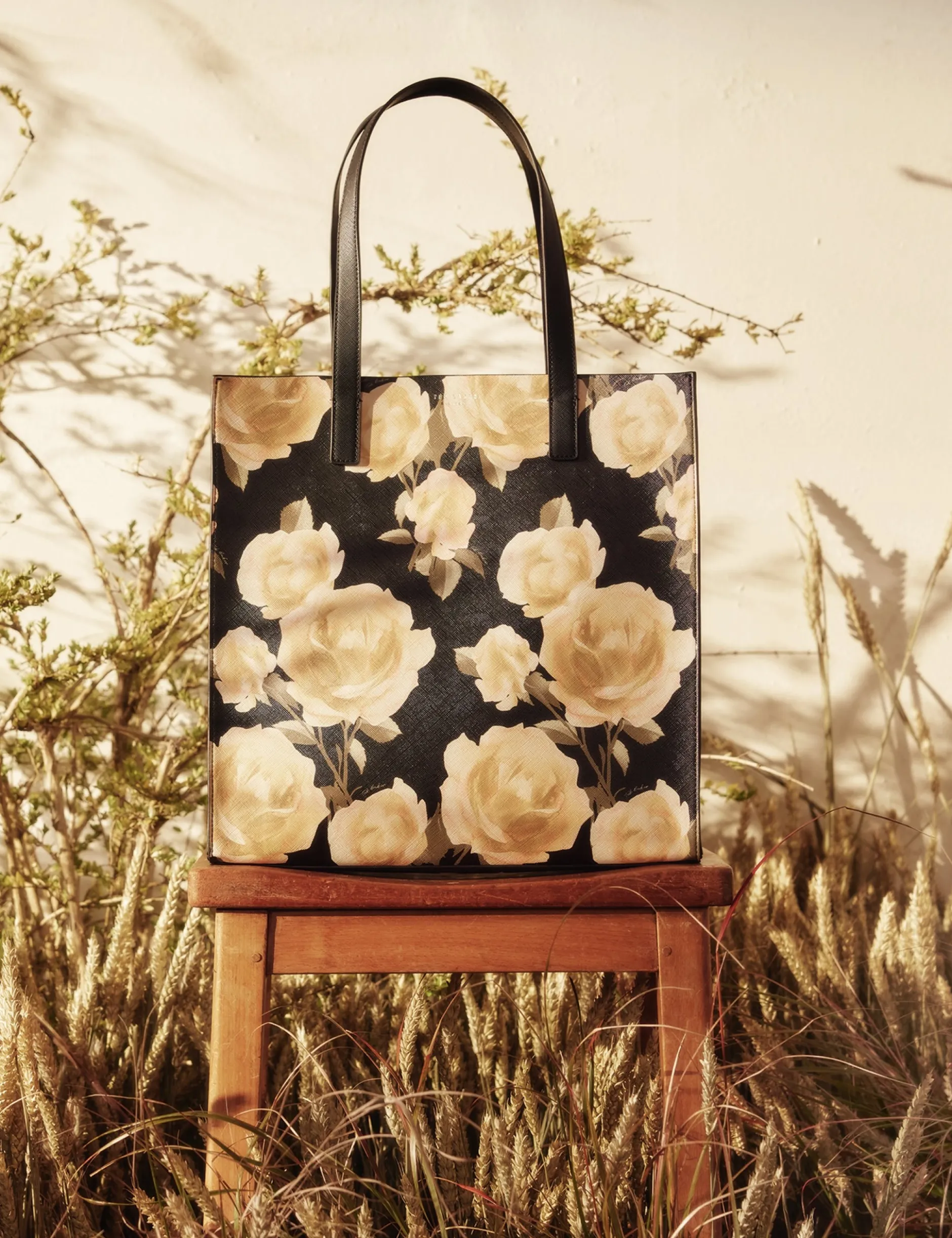 Kleine Tragetasche mit Rosen-Print