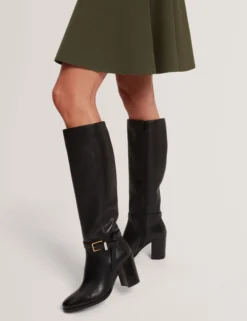 Kniehohe Lederstiefel mit Gürteldetail und Absatz