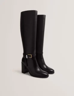 Kniehohe Lederstiefel mit Gürteldetail und Absatz