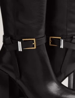 Kniehohe Lederstiefel mit Gürteldetail und Absatz