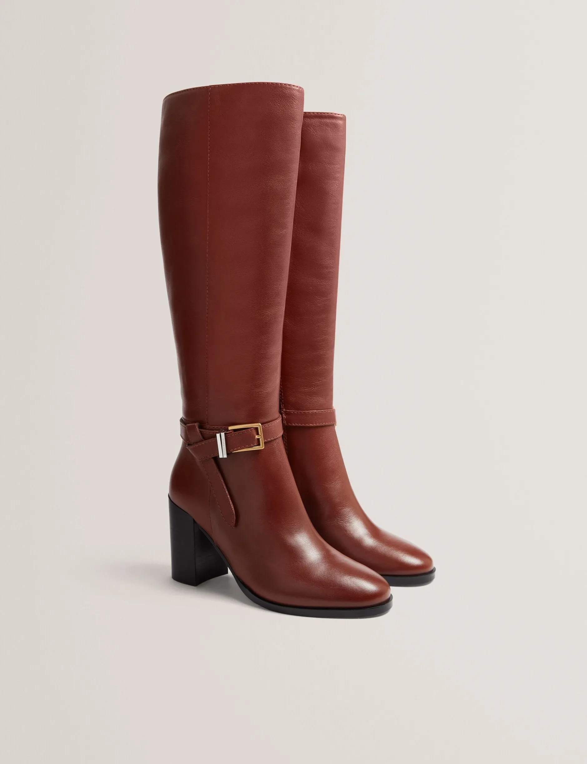 Kniehohe Lederstiefel mit Gürteldetail und Absatz