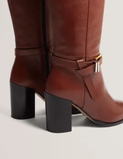 Kniehohe Lederstiefel mit Gürteldetail und Absatz