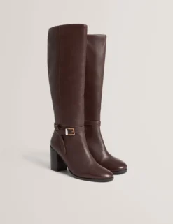 Kniehohe Lederstiefel mit Gürteldetail und Absatz