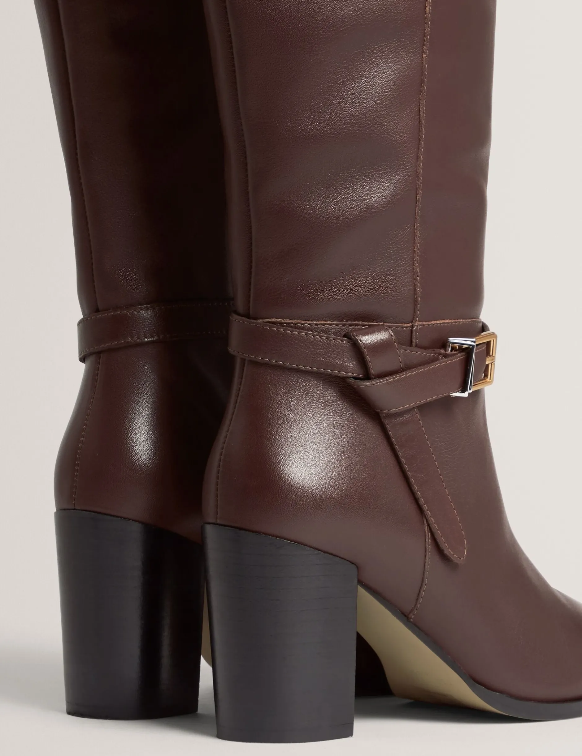 Kniehohe Lederstiefel mit Gürteldetail und Absatz