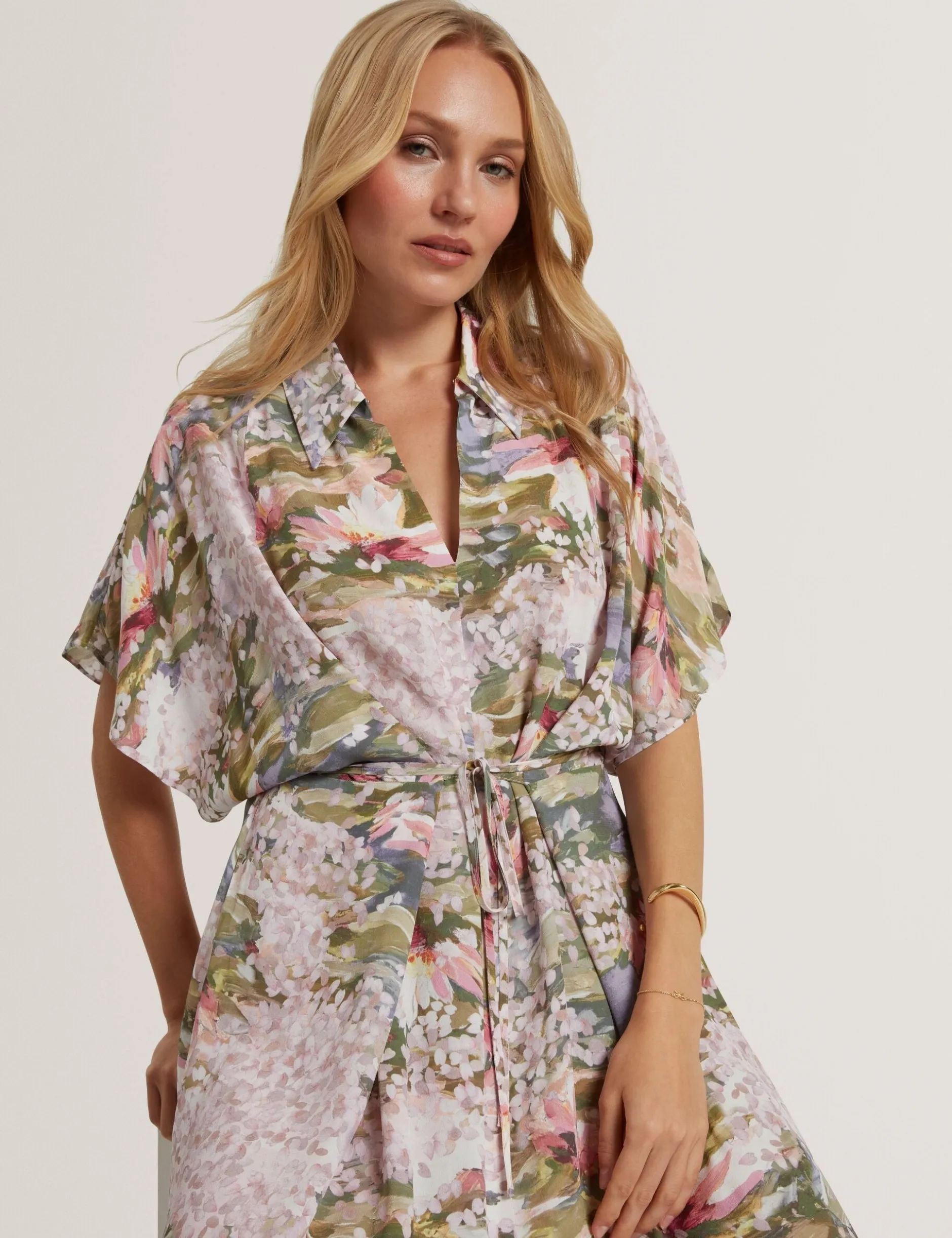 Kurzarm-Hemdkleid mit Seerosenmuster