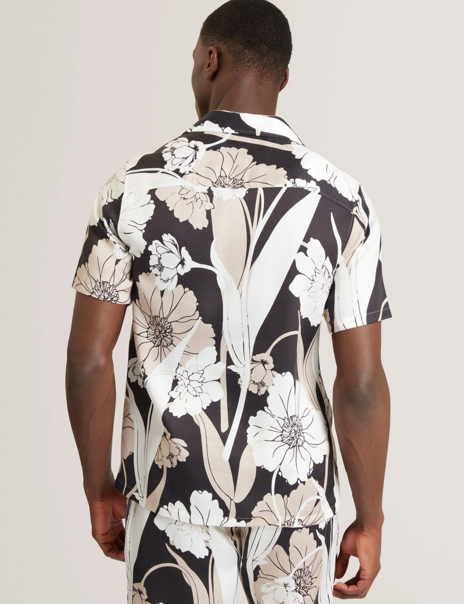 Kurzarmhemd mit botanischem Print für den Resortbereich