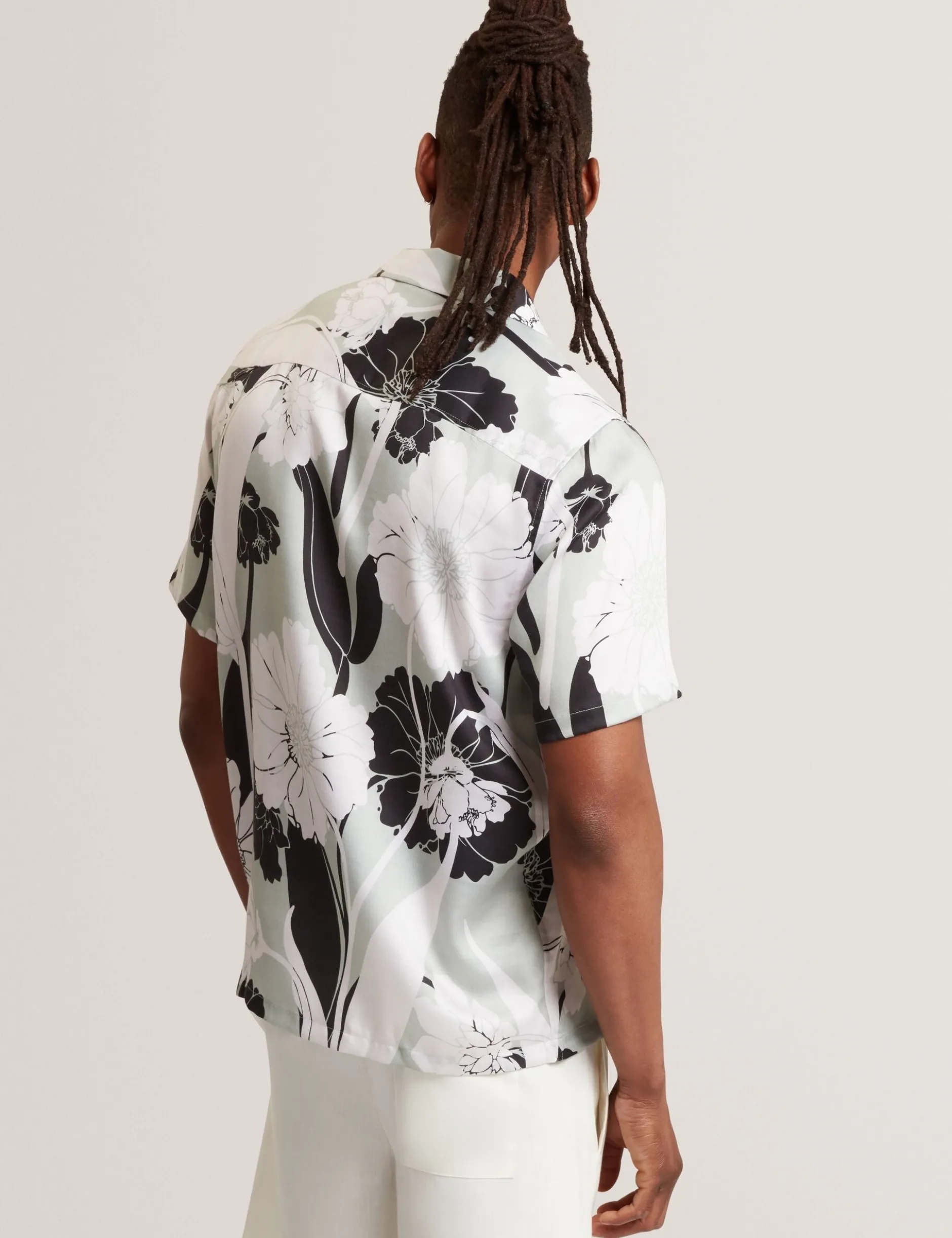 Kurzarmhemd mit botanischem Print für den Resortbereich
