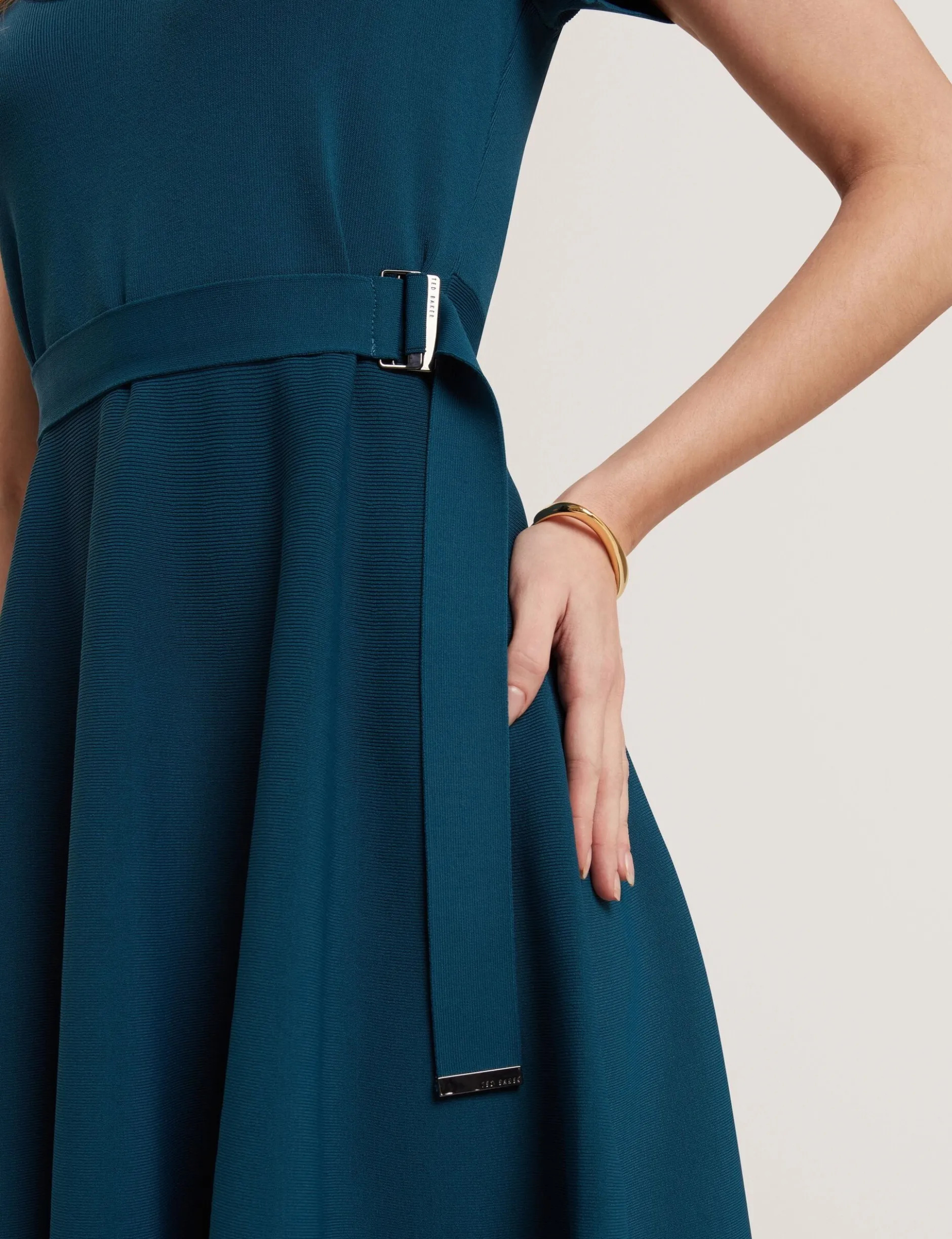 Kurzärmliges Strick-Minikleid