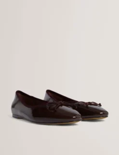 Lackleder-Ballerinas mit Schleife