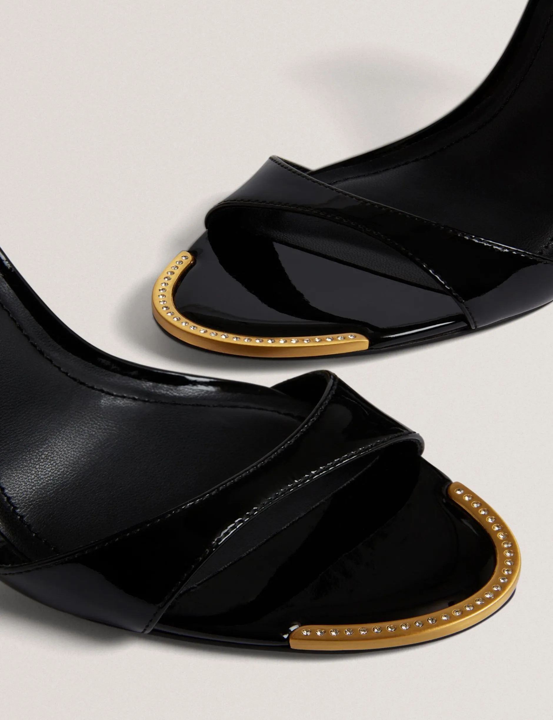 Lackleder-Sandalen mit Stilettoabsatz