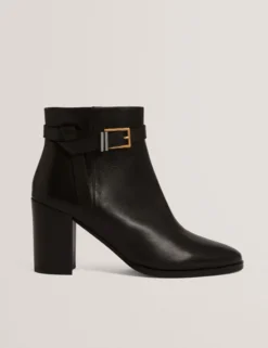 Leder-Ankle-Boots mit Gürtelbesatz und Absatz