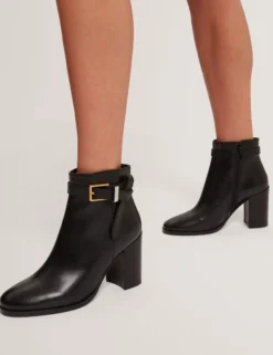 Leder-Ankle-Boots mit Gürtelbesatz und Absatz