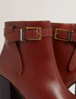 Leder-Ankle-Boots mit Gürtelbesatz und Absatz