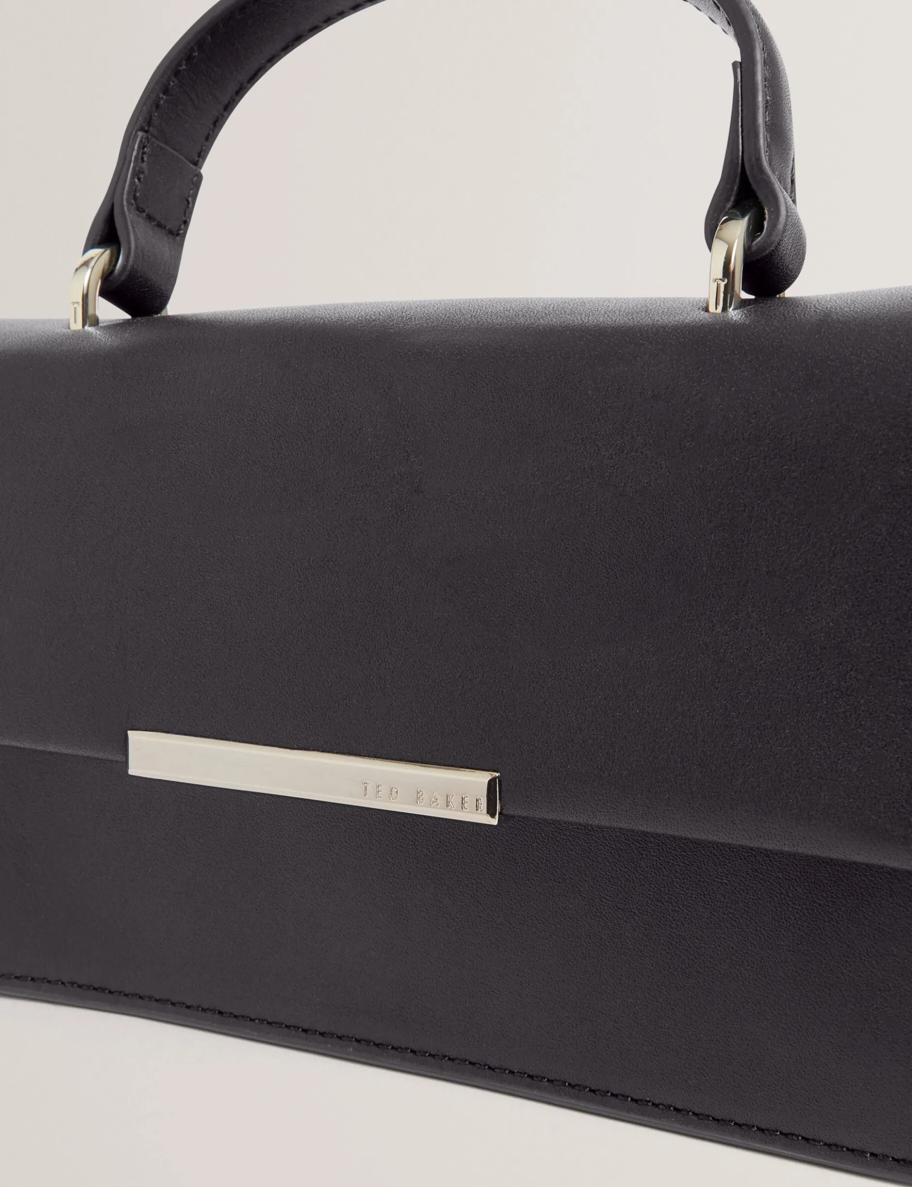 Lederhandtasche mit länglichem Henkel und Bar-Detail