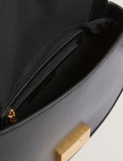 Lederschultertasche mit Schlossdetail