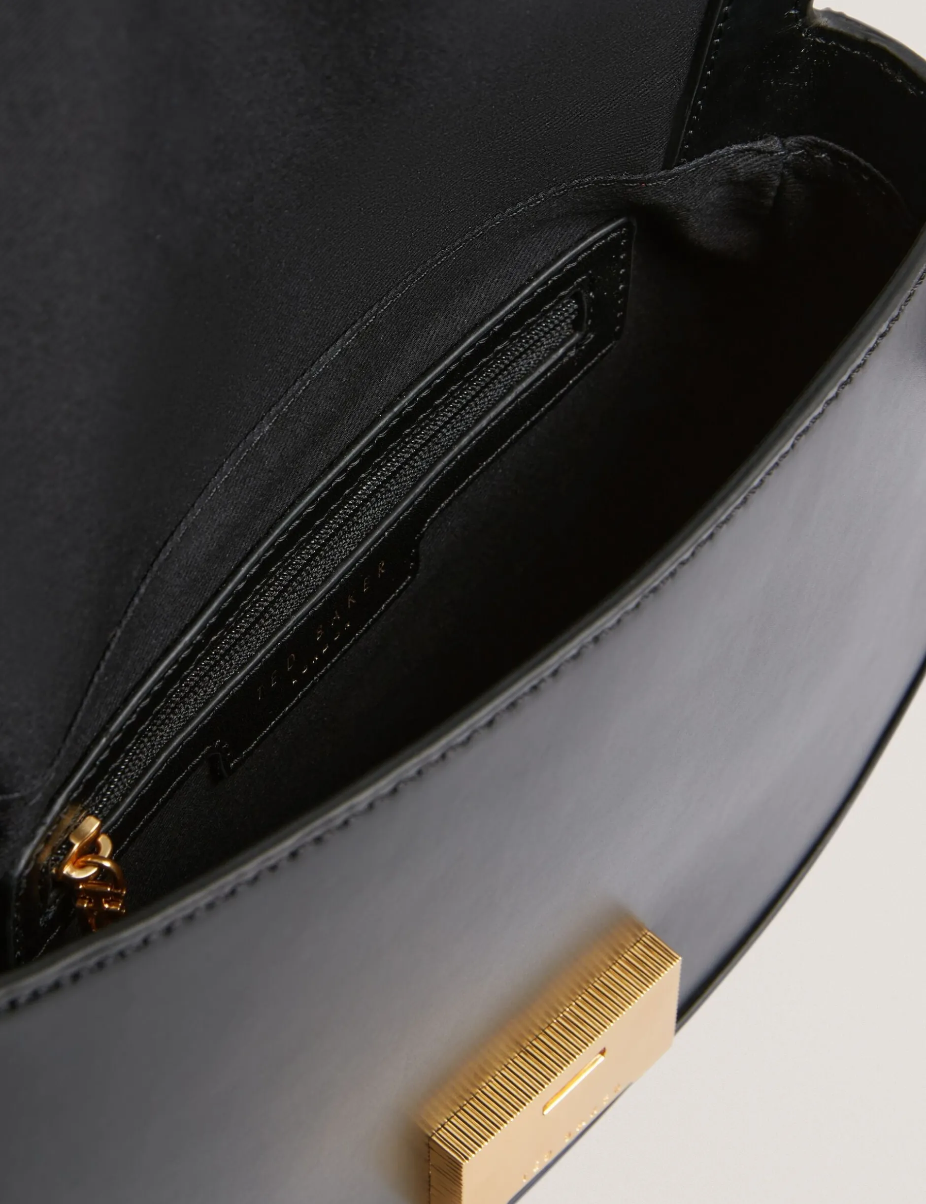 Lederschultertasche mit Schlossdetail