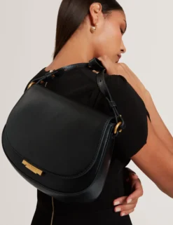 Lederschultertasche mit Schlossdetail