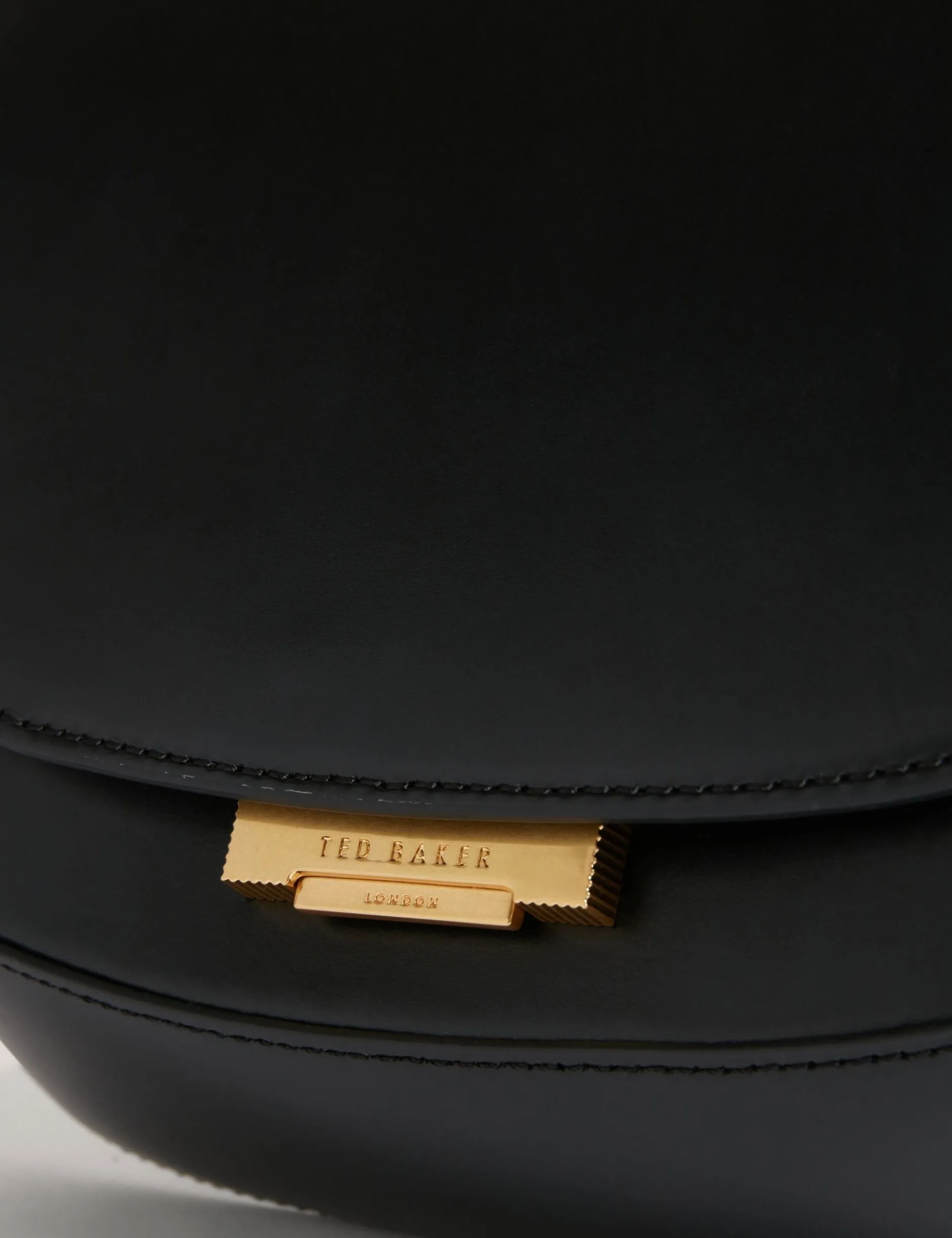 Lederschultertasche mit Schlossdetail