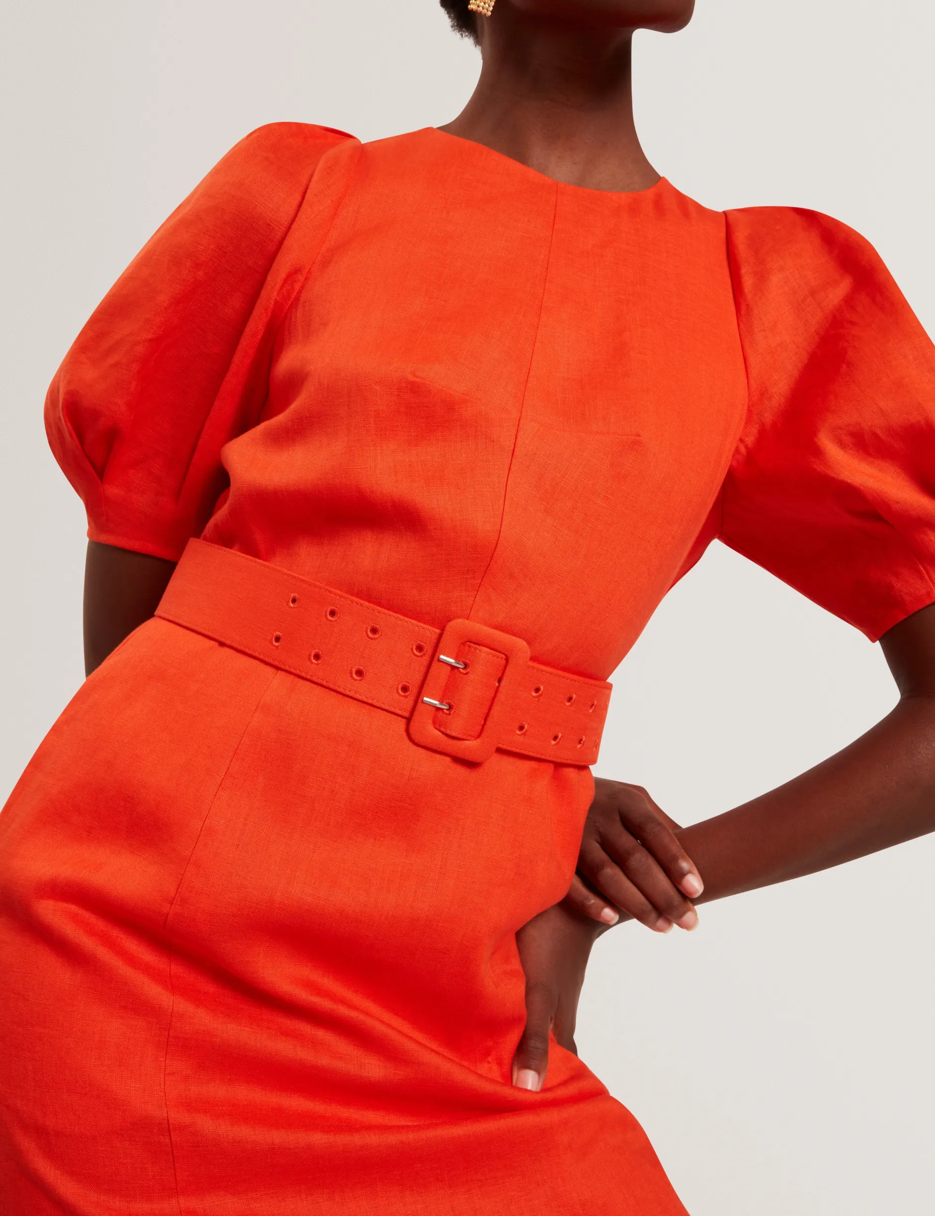 Leinen-Midikleid mit Puffärmeln und Gürtel