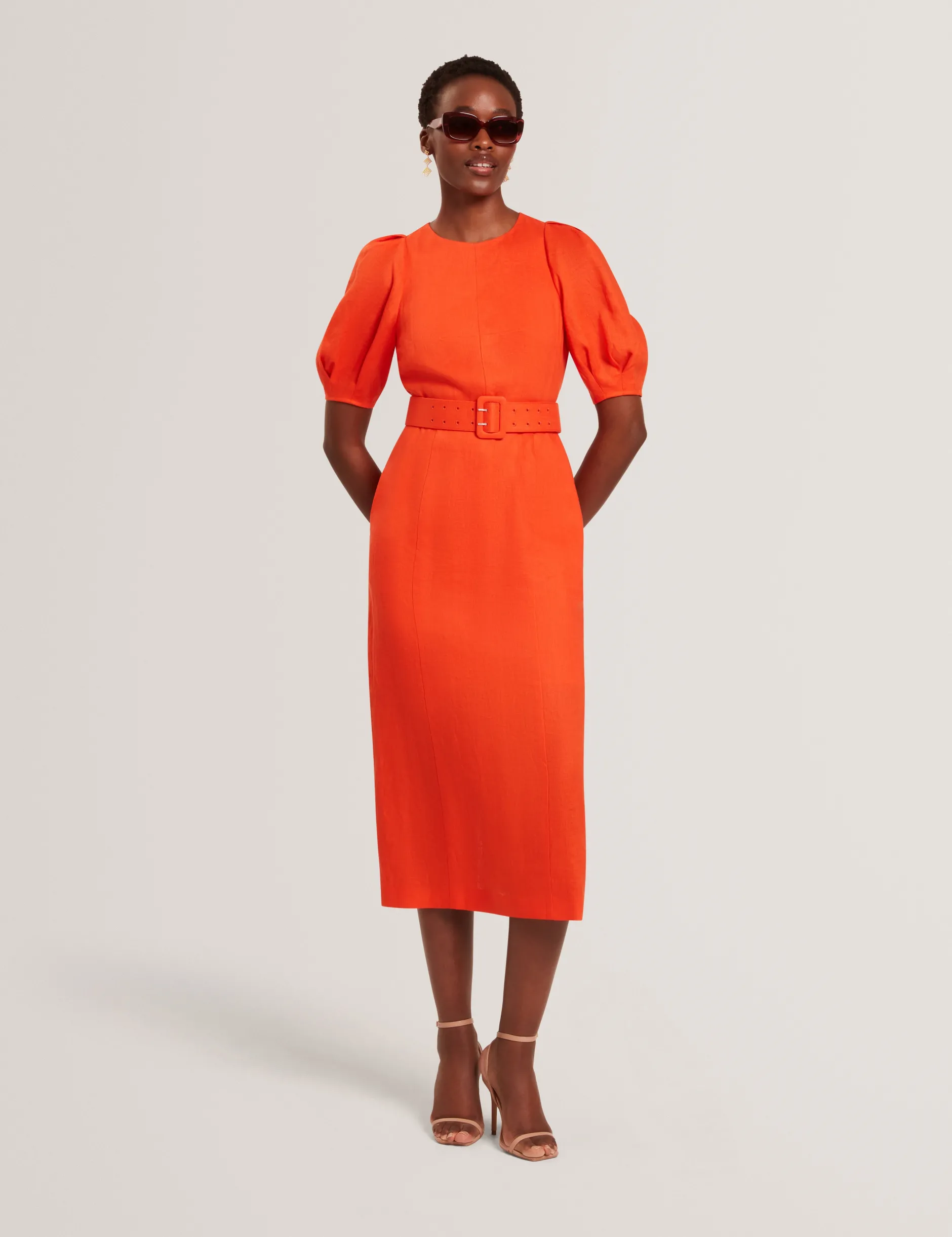 Leinen-Midikleid mit Puffärmeln und Gürtel