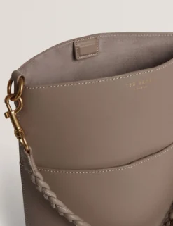 Längliche Leder-Beuteltasche mit geflochtenem Henkel