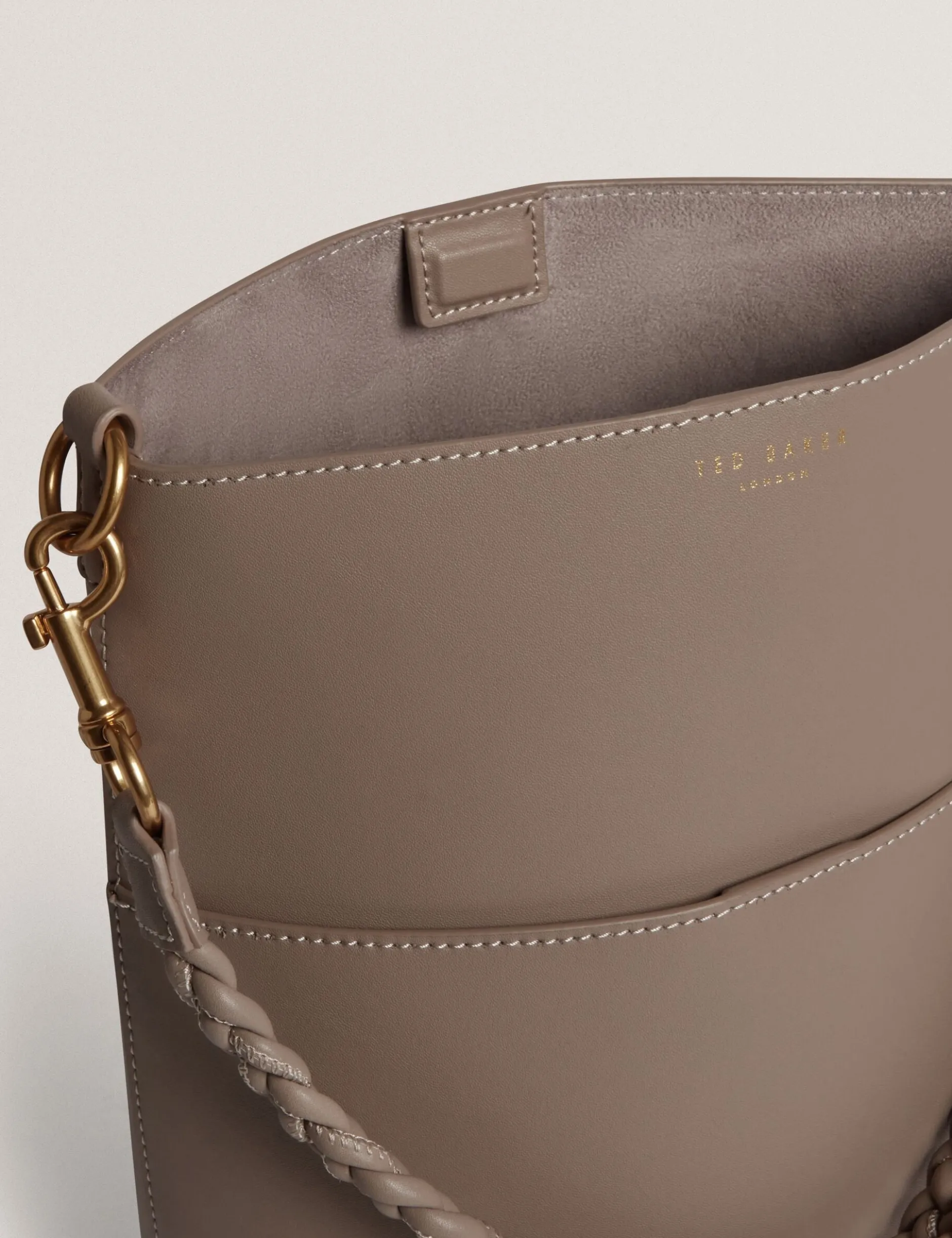 Längliche Leder-Beuteltasche mit geflochtenem Henkel