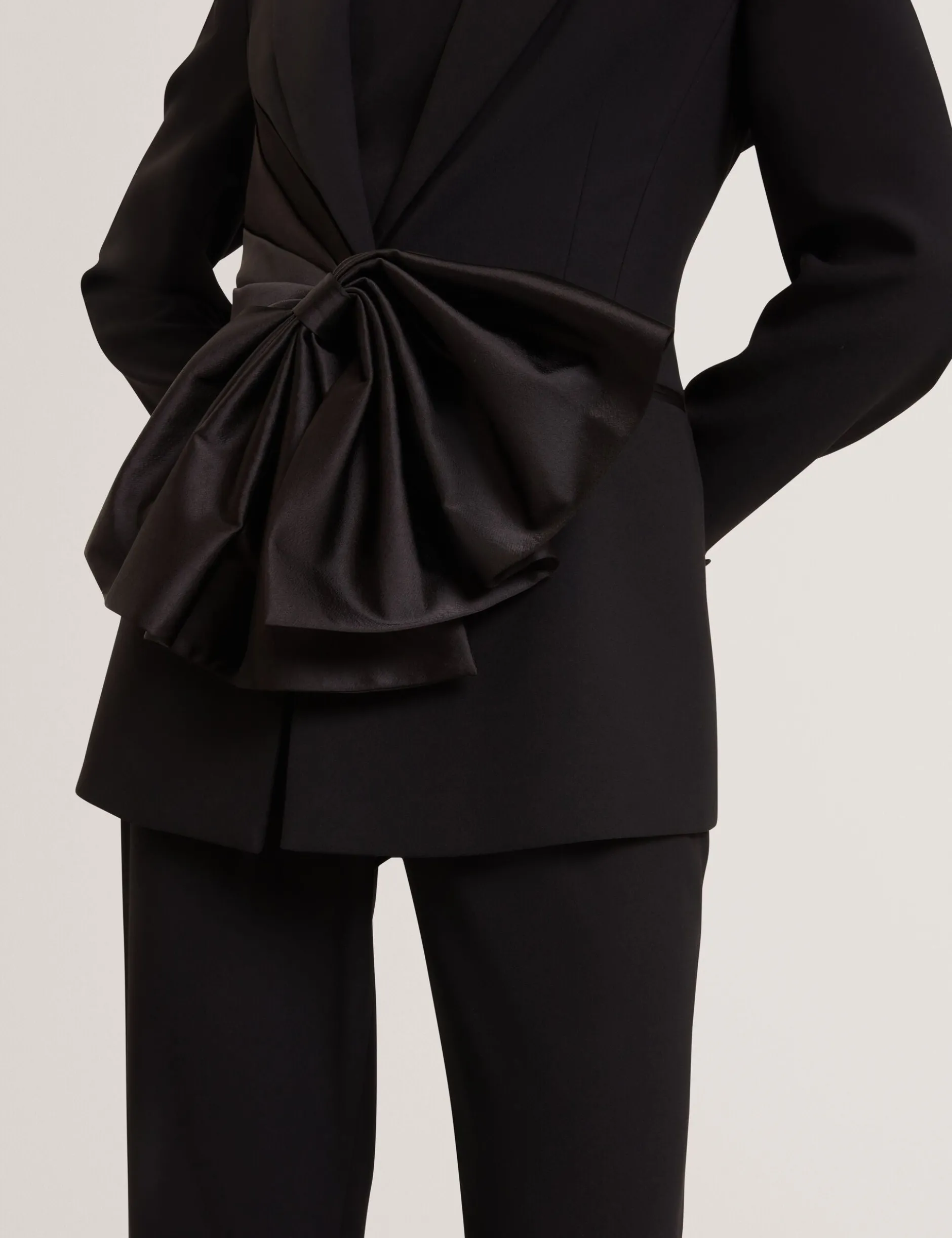 Maßgeschneiderter Blazer mit Satinschleife