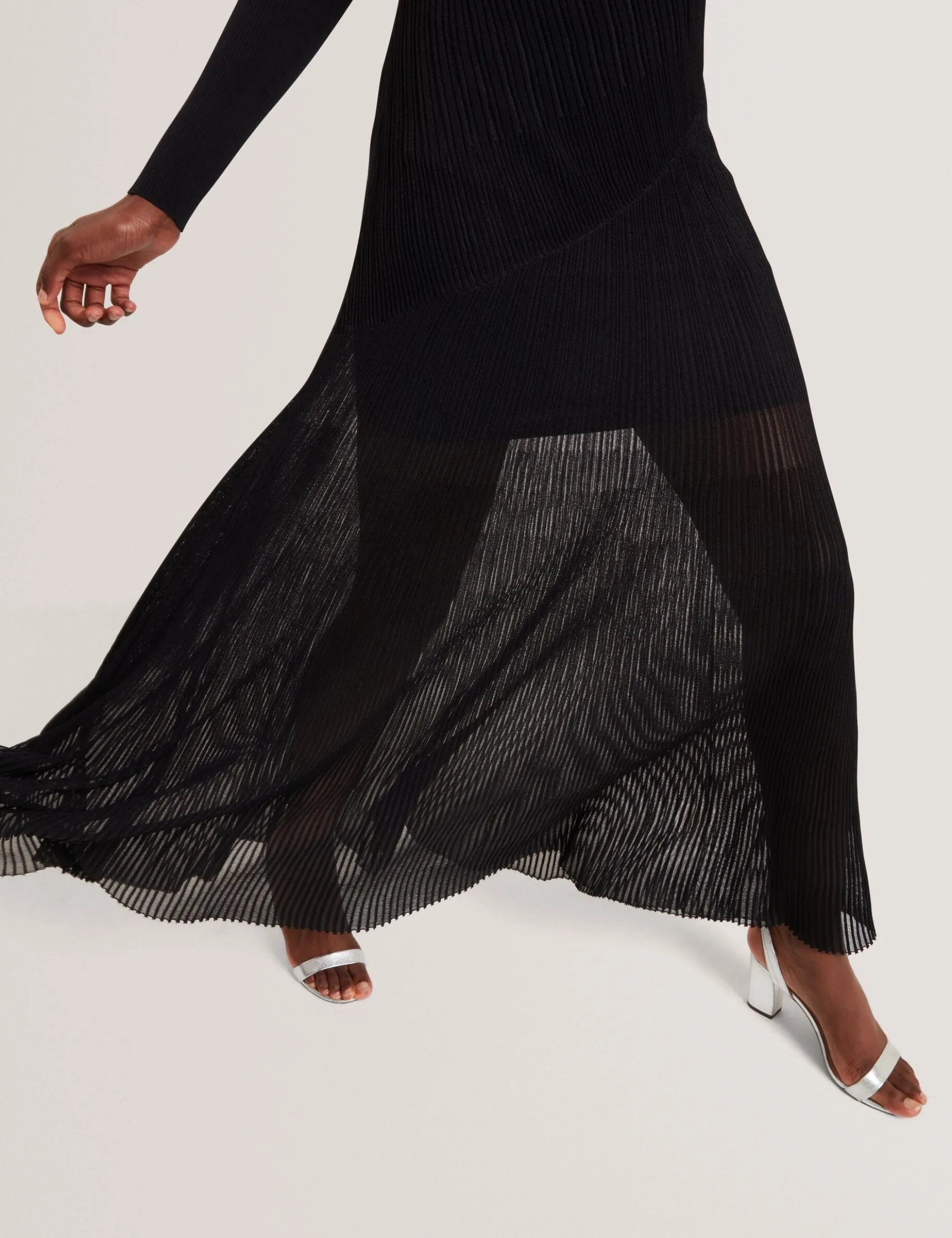 Maxikleid aus Strick mit transparenten Details und langen Ärmeln