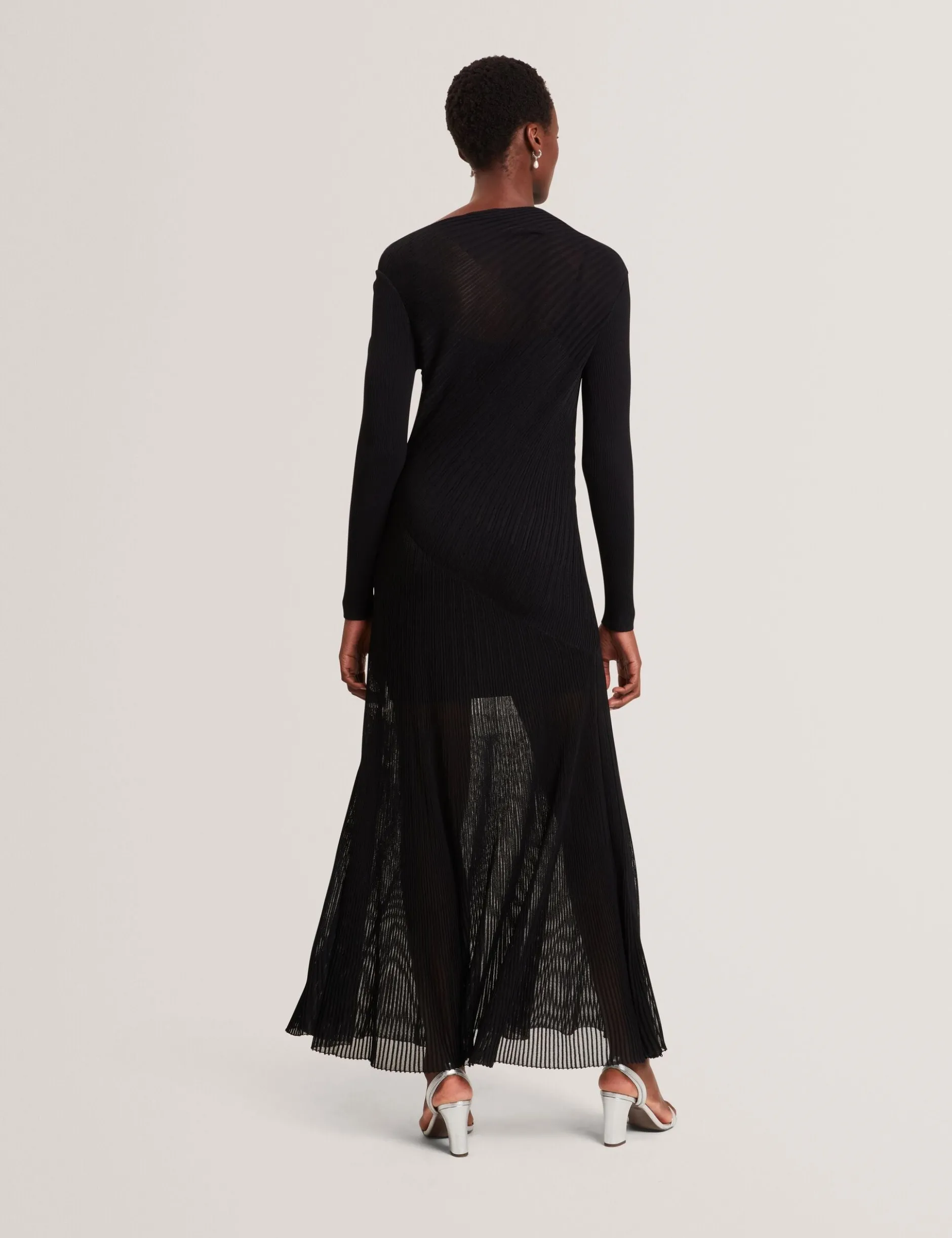 Maxikleid aus Strick mit transparenten Details und langen Ärmeln