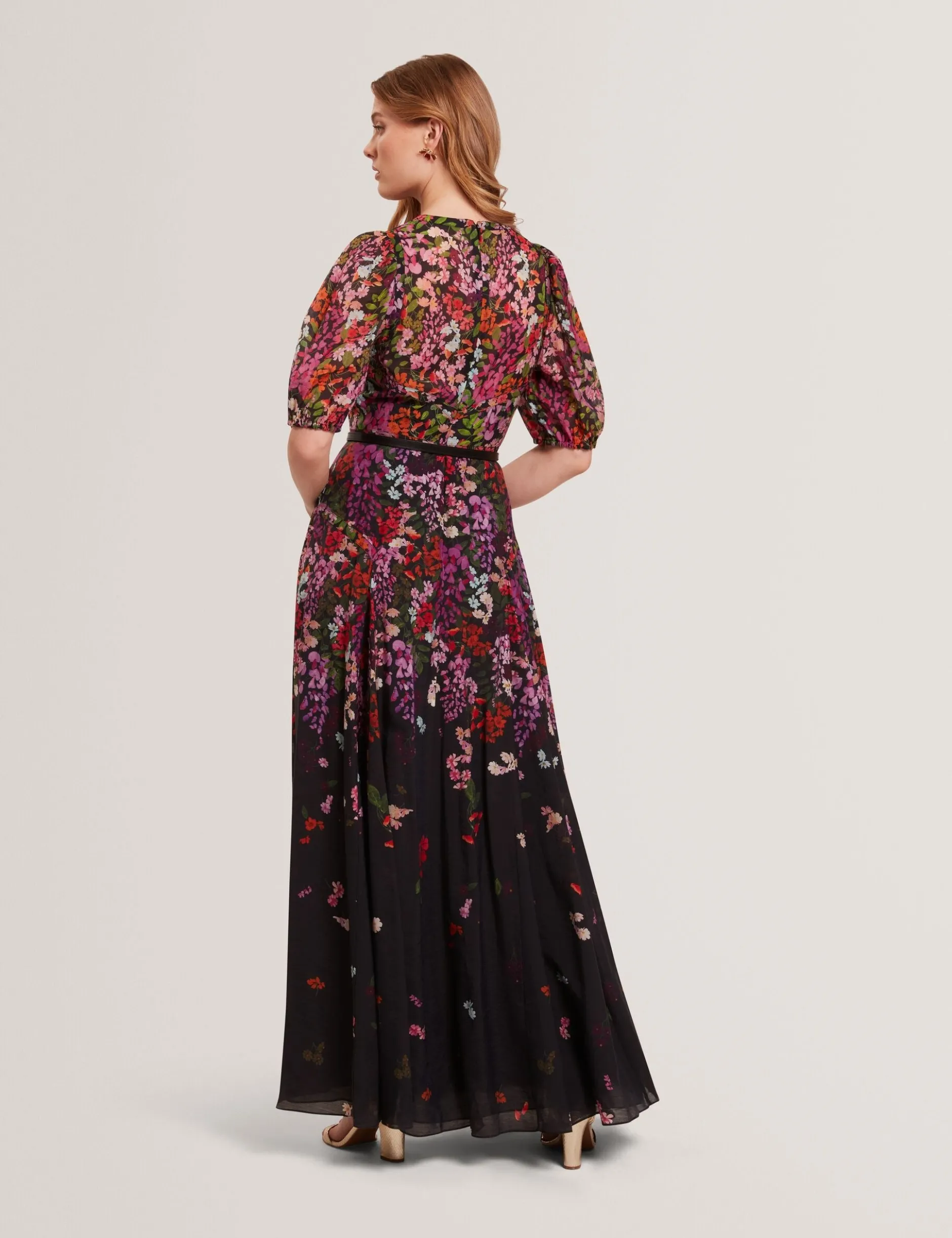 Maxikleid in A-Linie mit verstreuten Blumenmustern und Puffärmeln