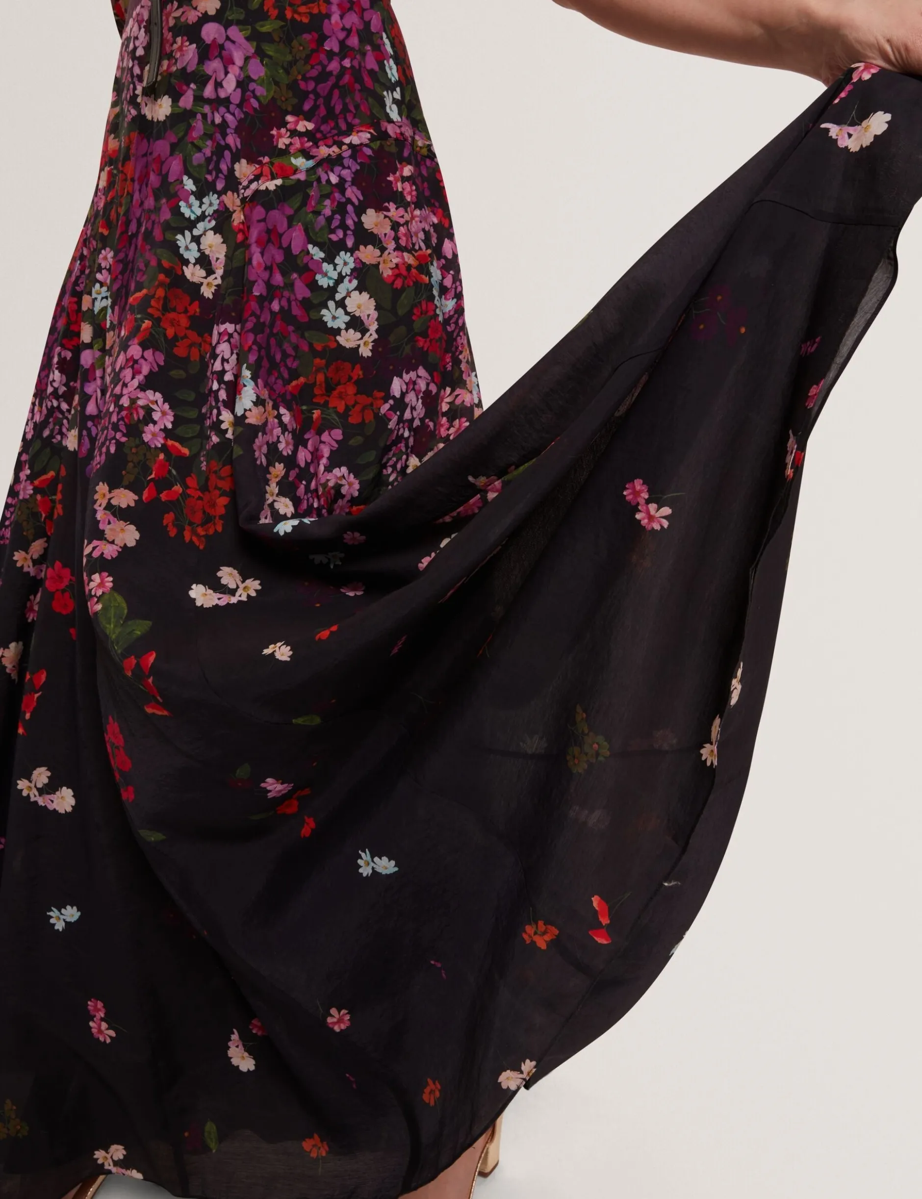 Maxikleid in A-Linie mit verstreuten Blumenmustern und Puffärmeln