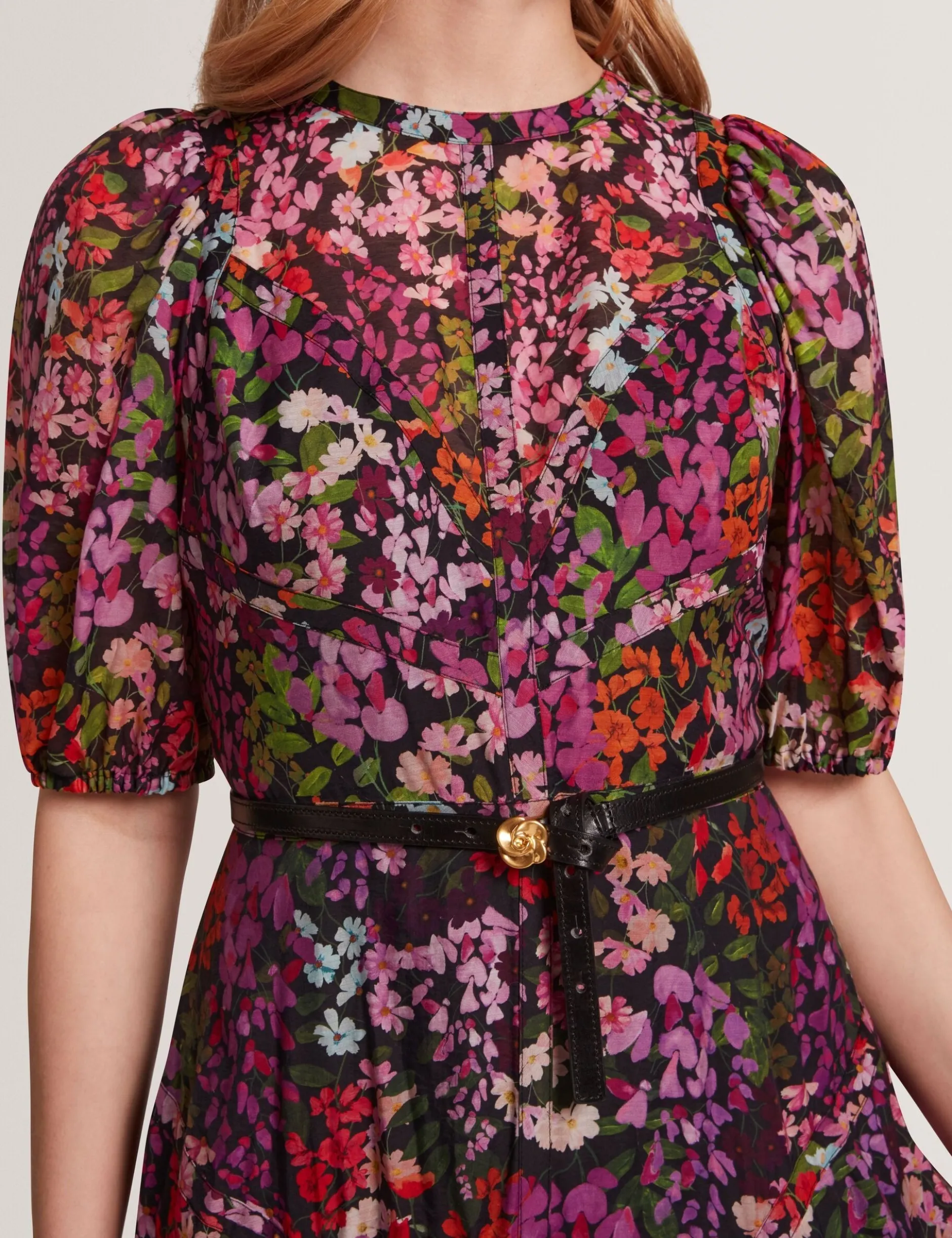 Maxikleid in A-Linie mit verstreuten Blumenmustern und Puffärmeln