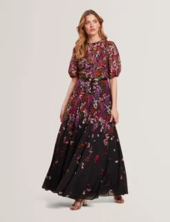 Maxikleid in A-Linie mit verstreuten Blumenmustern und Puffärmeln