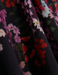 Maxikleid in A-Linie mit verstreuten Blumenmustern und Puffärmeln
