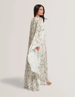Maxikleid mit Blattprint und Umhang-Detail