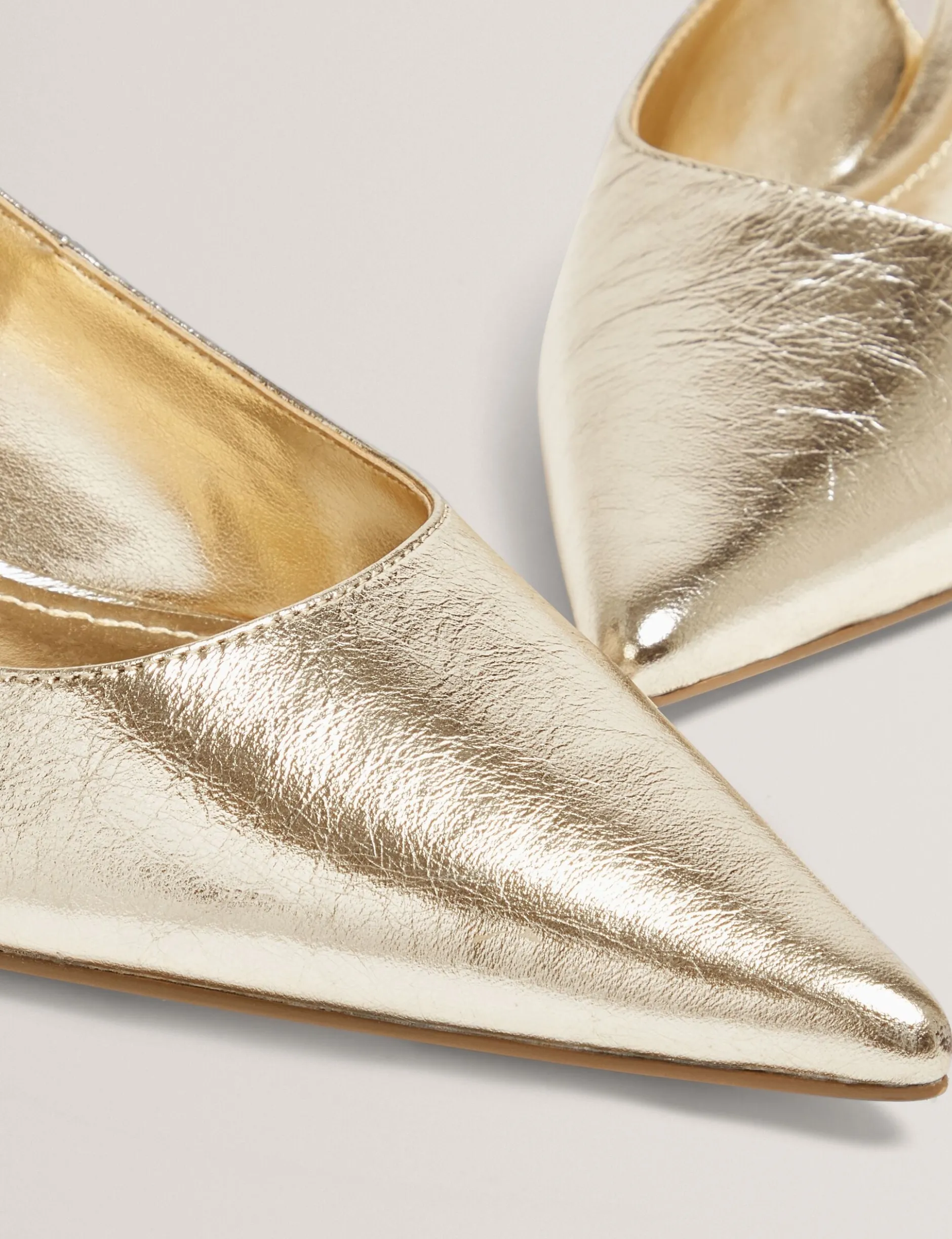 Metallic-Leder-Slingback-Schuhe mit Kitten-Heel