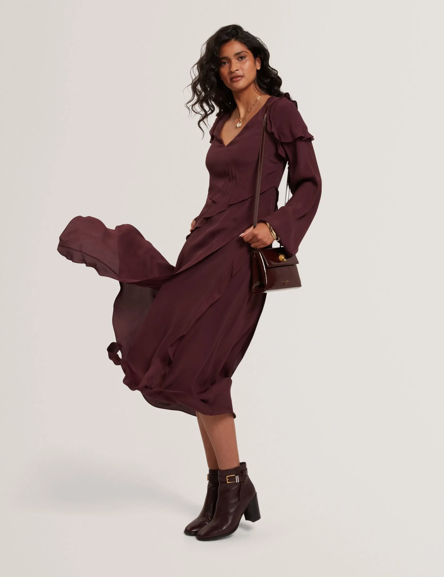 Midikleid aus Crêpe mit Rüschenbesatz und langen Ärmeln