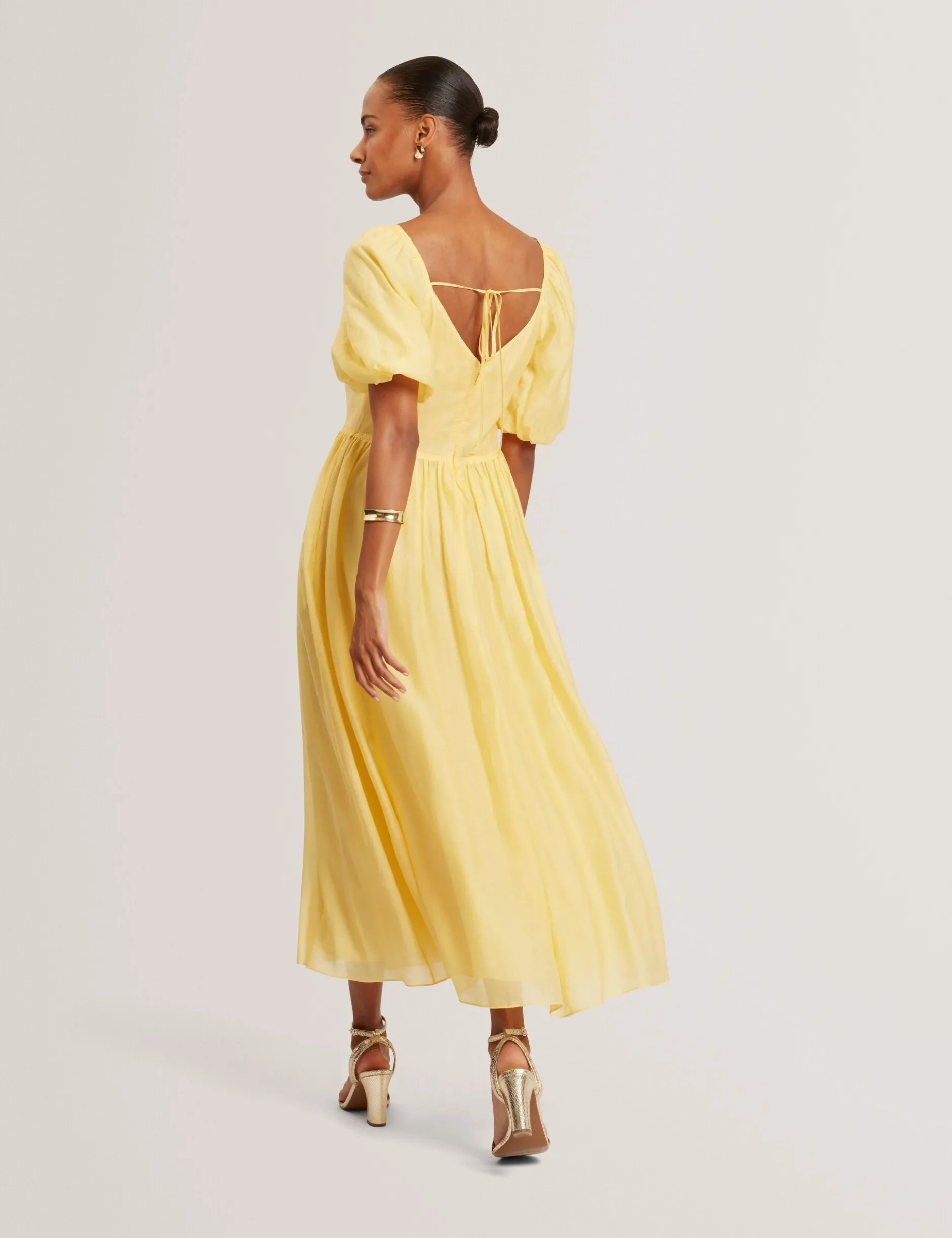 Midikleid aus Webstoff mit Puffärmeln und V-Ausschnitt