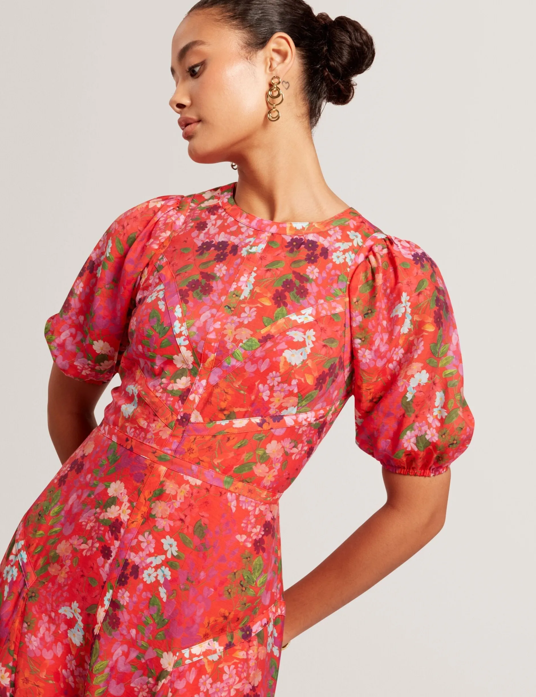 Midikleid mit Blütenmuster und Puffärmeln in A-Linie